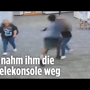 [독일 Bild紙] Schüler tritt brutal auf Lehrerin ein