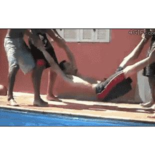 풀에 던지기 장난