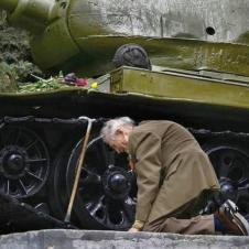 2차 대전 이후, 다시 만난 노병과 탱크.
