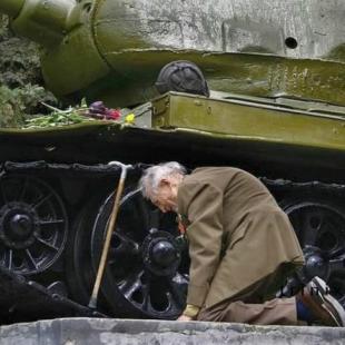 2차 대전 이후, 다시 만난 노병과 탱크.