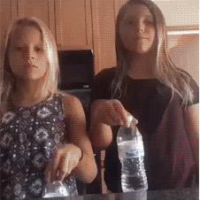 두소녀의 물병세우기