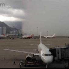 비행장에 태풍 급습