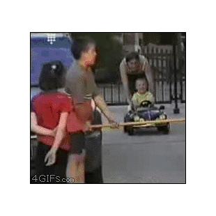 테이블에 밀어 넣은 어린이 자동차