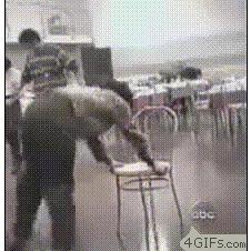 의자 위 물구나무서기