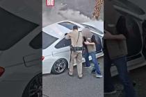 [독일 Bild紙] Polizist rettet Mann aus Feuer-Auto #shorts