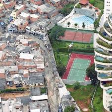 브라질의 화벨라스. 부와 빈천의 경계선