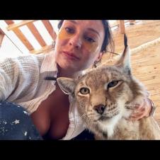 У СПАСЕННОЙ РЫСИ ПОЧЕРНЕЛ НОС / Обнимашки с рысями