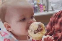 태어나서 아이스크림을 처음먹어본 아기