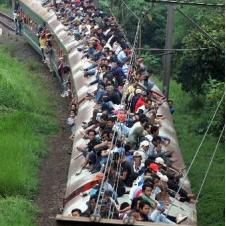 공짜로 기차를 얻어 탄 인도네시아의 학생과 노동자들