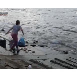 바다에 쓰레기를 버리는 여인