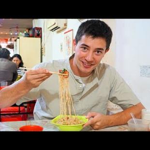 Jakarta Street Food - FIRE DUMPLINGS in Chinatown (Glodok) BEST Chinese Street Food in Indonesia