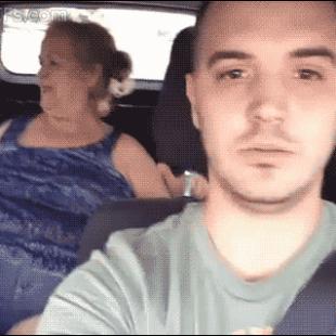 자동차에서 춤추는 할머니