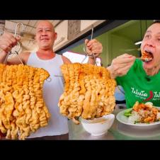 Thailand’s KING of CRISPY PORK BELLY!! (Best Thai Street Food!)