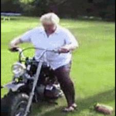 할머니가 오토바이를 타고~~