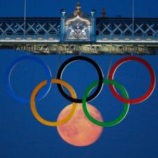 올림픽 마크에 달이 떴다