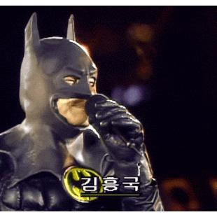 배트맨 코스프레한 김흥국이 아이스크림 두 개 들면서 노래하는.GIF