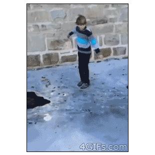 얼음 위에서 점프하는 아이