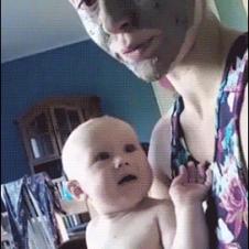 아기가 겁먹은 진흙 얼굴 마스크