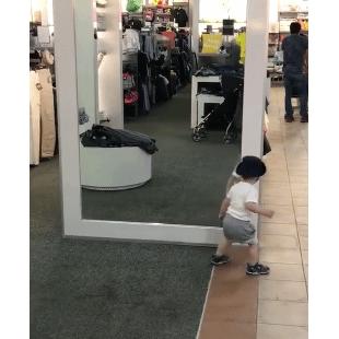 거울을 처음 보는 아기