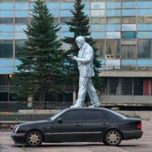 자동차 위를 걷는 사람