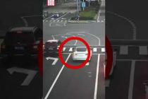 [독일 Bild紙] Kind fällt aus Auto – Mutter fährt einfach weiter #Shorts