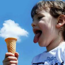 구름을 아이스크림으로 만들어 먹는 아이