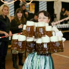 독일처자의 맥주서빙