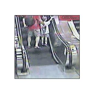 휠체어로 에스컬레이터를 타려다가...