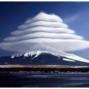일본 후지산에 낀 구름