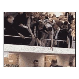 열광적인 팬 난간 붕괴