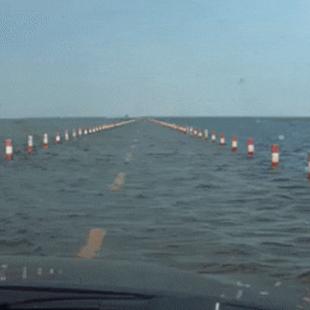 물 찬 도로에서 운전