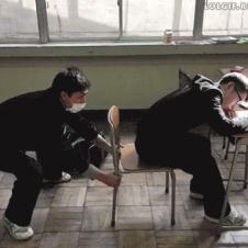 의자 빼기 장난