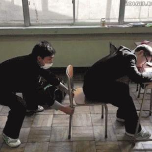 의자 빼기 장난