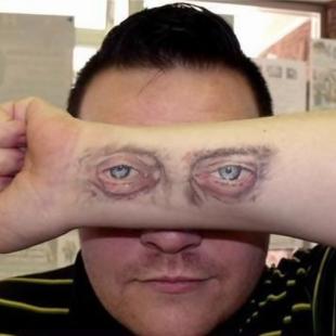 팔에 그린 눈 그림