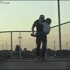 아빠와 아들 스케이트보드 타기